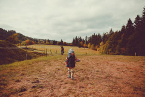 sesja rodzinna. Marta fotografuje w drugim planie